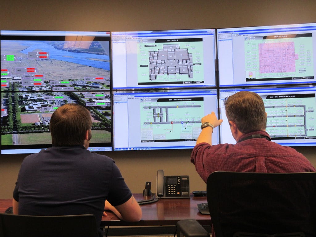 two-person-discussion-in-control-room